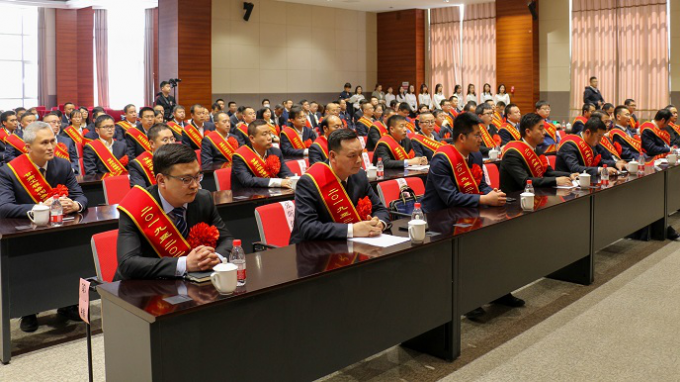 必一体育召开2019—2020年度劳动模范<br/>暨2020年度先进单位先进集体先进工作者表彰大会