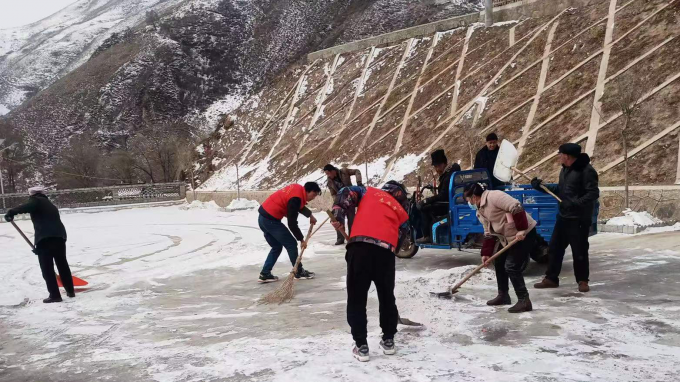 提升村容村貌 建设美丽乡村：必一体育驻村帮扶工作队开展环境卫生整治及积雪清扫活动