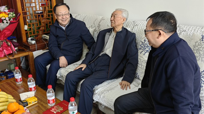 必一体育走访慰问老专家