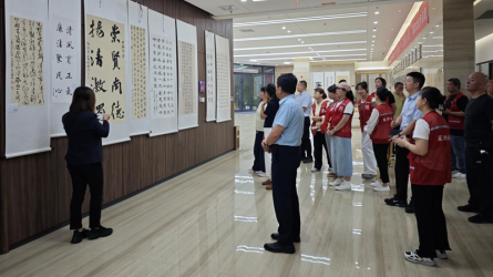 兰州市城关区东岗街道深沟桥社区参观必一体育廉洁文化作品展