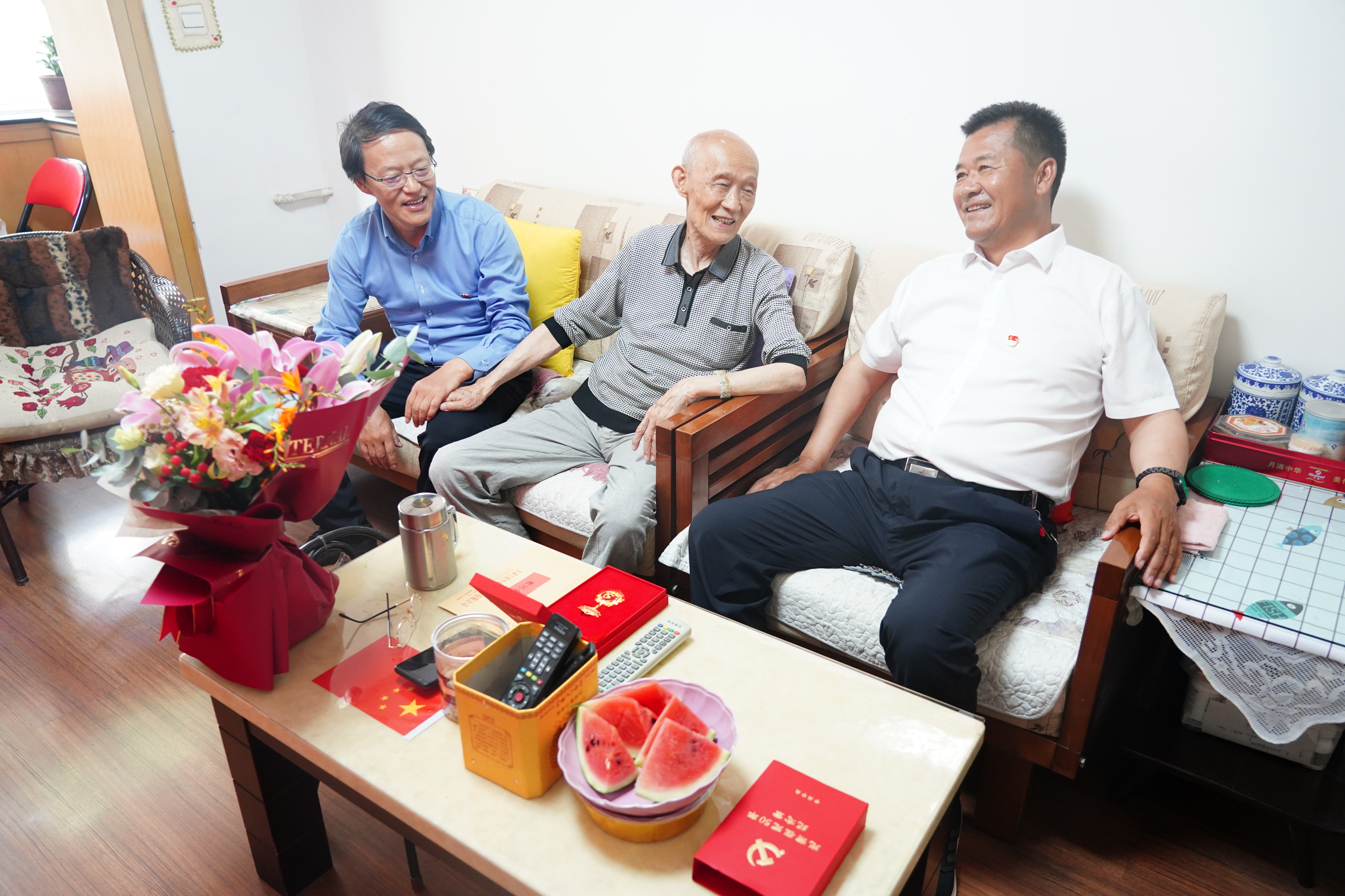 必一体育开展“七一”走访慰问